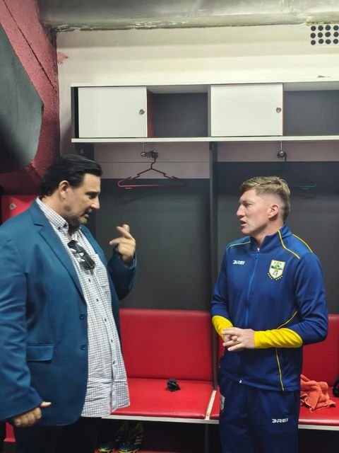 Diálogo institucional con un jugador del Club ABB en el vestuario