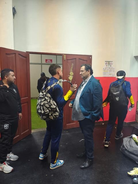 Marco Velasquez acompañando al plantel del Club ABB antes del ingreso al área técnica