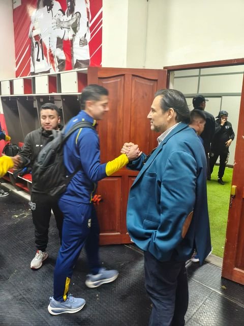 Saludo institucional entre Marco Velasquez y un jugador del Club ABB