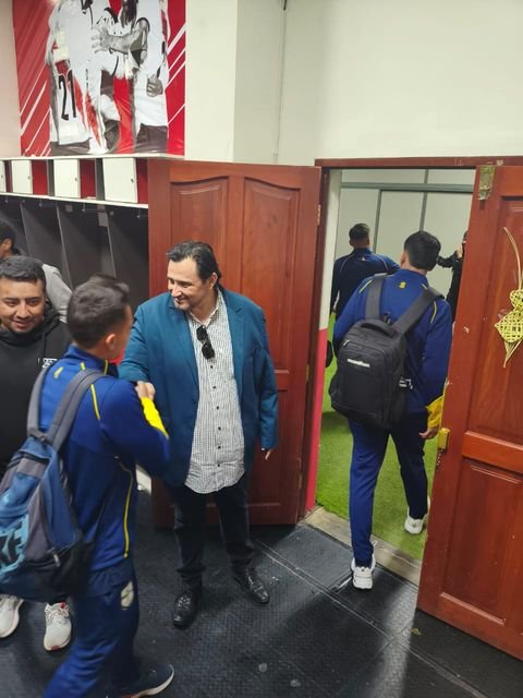 Marco Velasquez con jugadores en las instalaciones del Club ABB