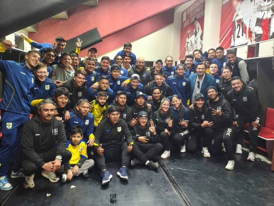 Marco Velasquez junto al plantel y cuerpo técnico completo del Club ABB