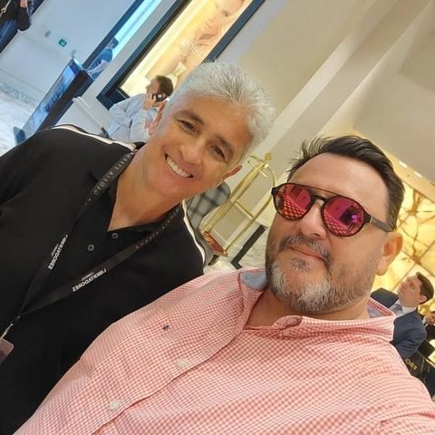 Marco Velasquez junto al histórico futbolista brasileño Bebeto