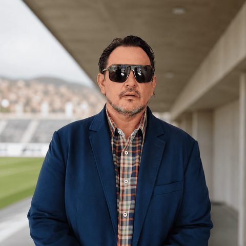 Marco Velasquez en las instalaciones deportivas del Club ABB