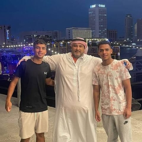 Marco Velasquez junto a jugadores en Emiratos Árabes Unidos